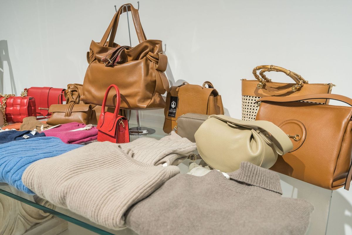 Borse e accessori in pelle esposti nello showroom di Prato.