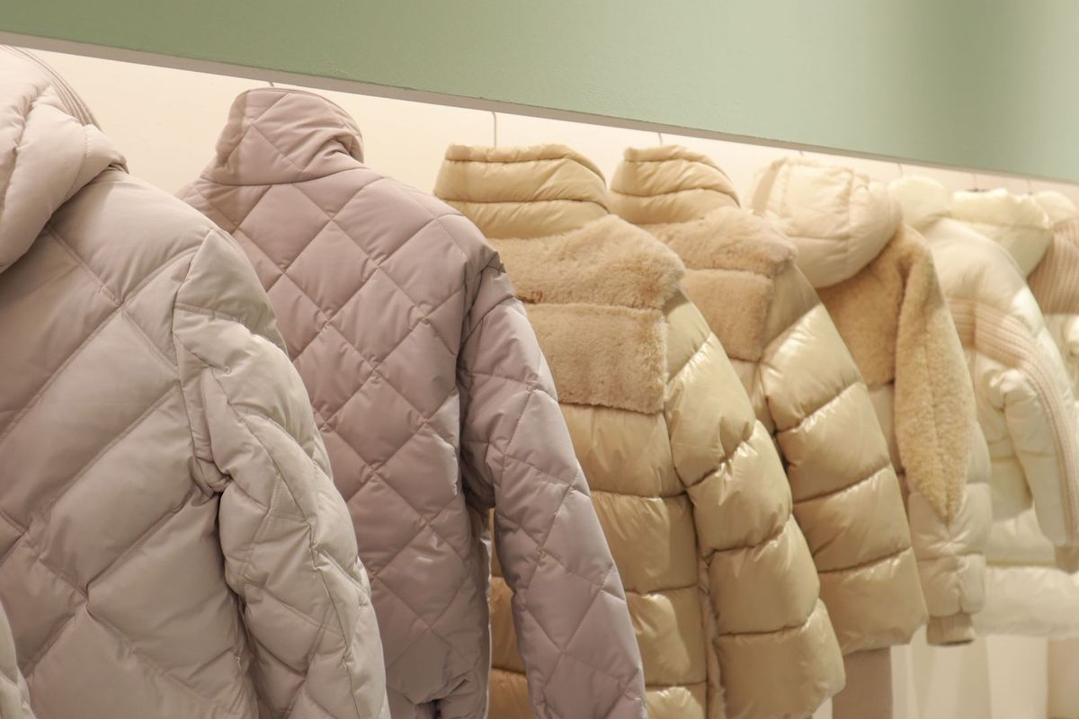 Piumini trapuntati nei toni pastello nello showroom GIUPEL.