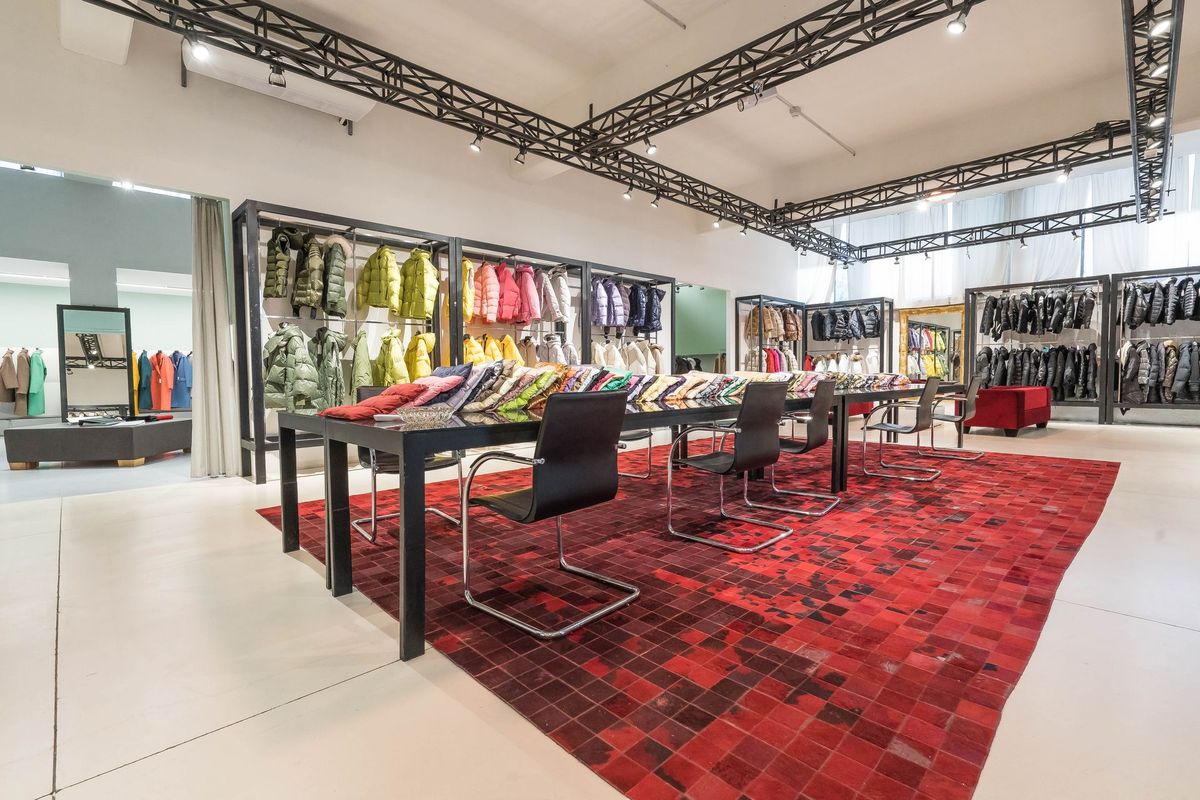 Banchi di presentazione con i capi della collezione nello showroom GIUPEL.