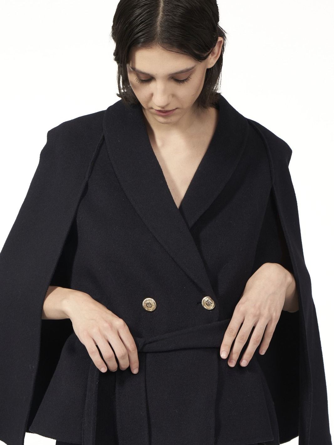 Modella con cappa blu notte doppiopetto, collezione SimplyVee.