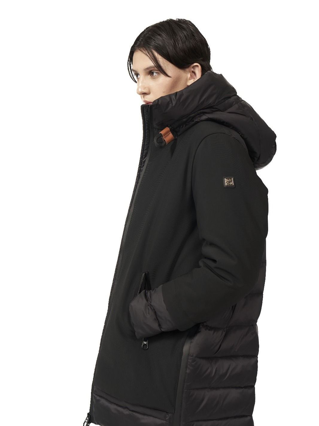 Modella con parka tecnico nero con cappuccio, collezione SimplyVee.