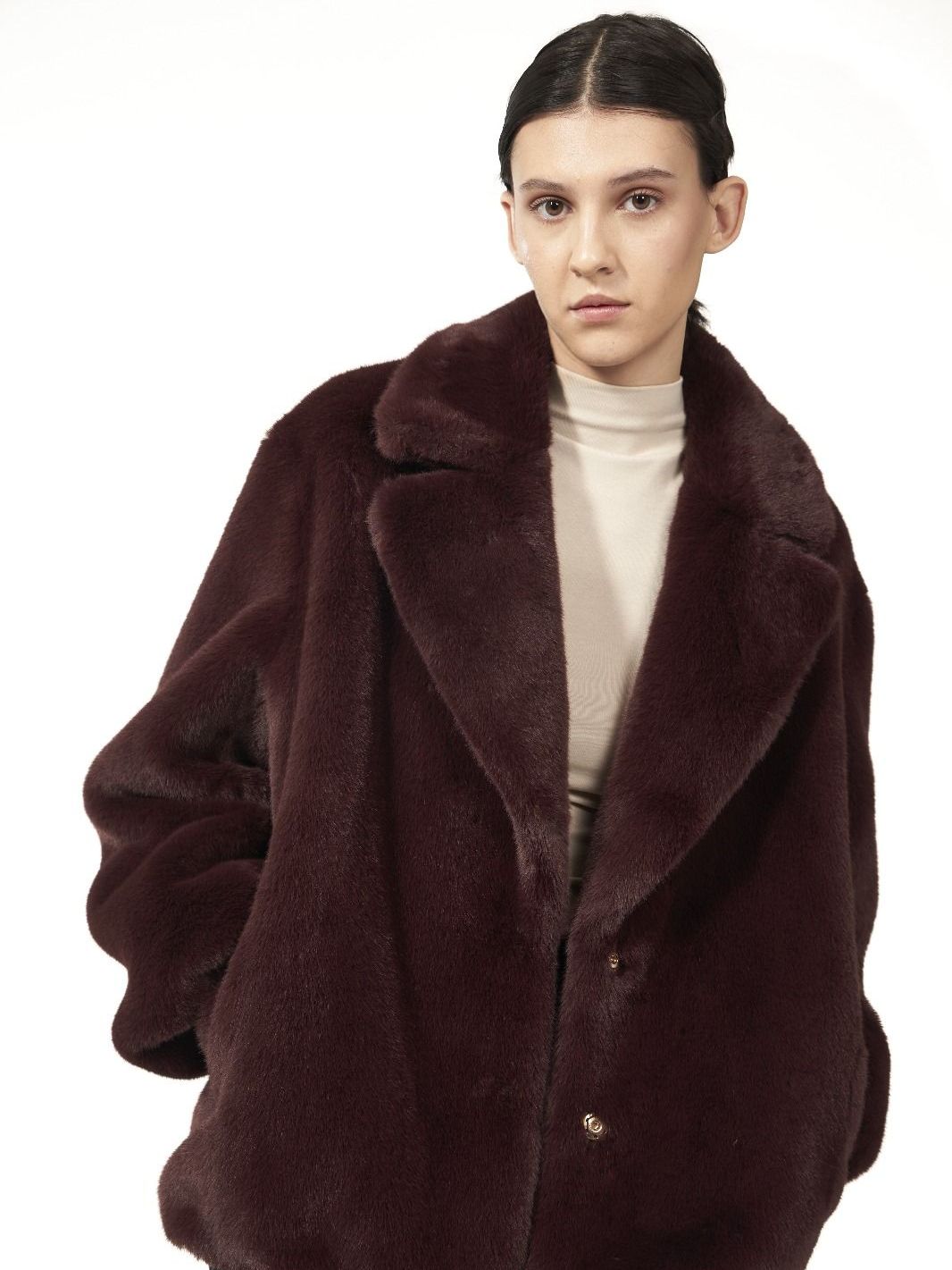 Modella con giacca in pelliccia bordeaux, collezione SimplyVee.