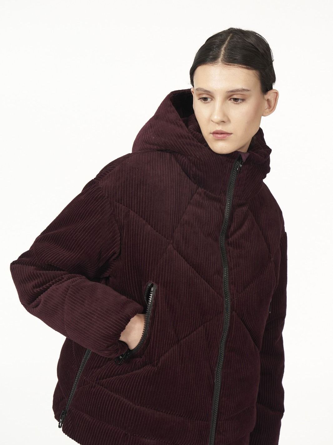 Modella con piumino bordeaux con cappuccio, collezione SimplyVee.