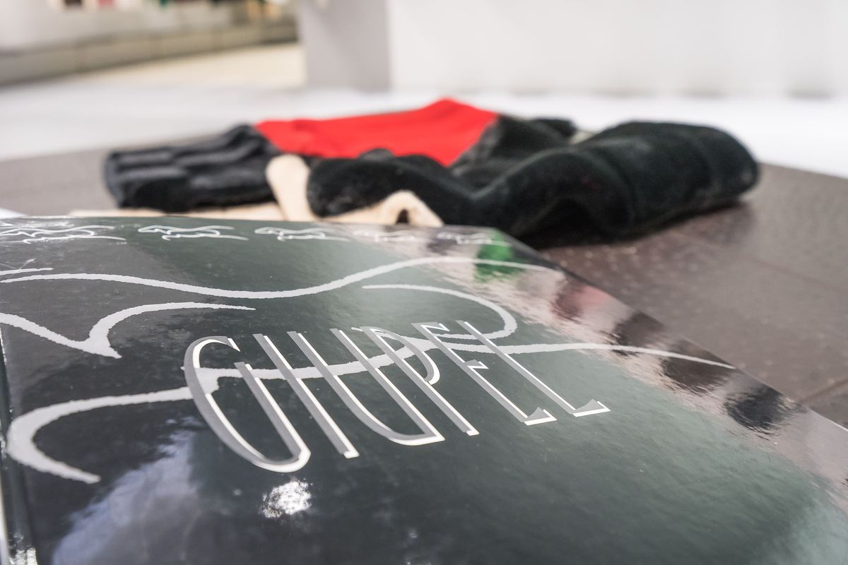Confezione GIUPEL con guanti e accessori appoggiati su un piano scuro.