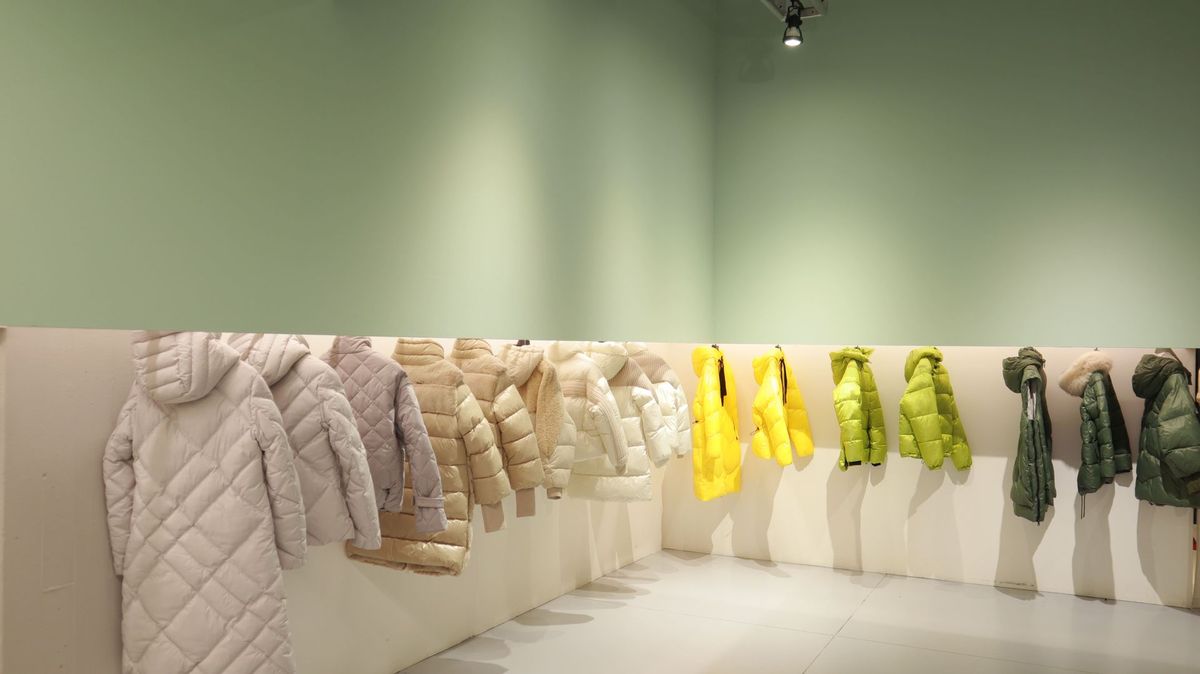 Veduta d’insieme dello showroom GIUPEL, con i banchi di presentazione dei capi.