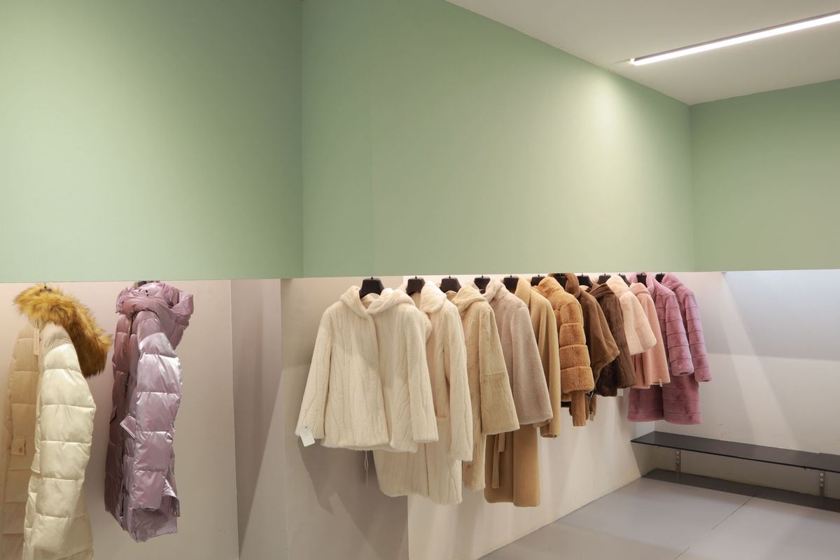 Rastrelliera di piumini nello showroom GIUPEL di Prato.