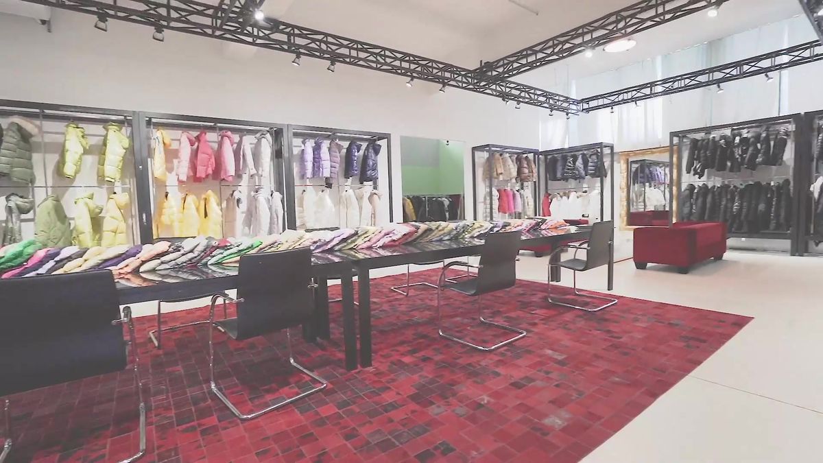 Insegna GIUPEL in ottone all’ingresso dello showroom di Via Arezzo, a Prato.